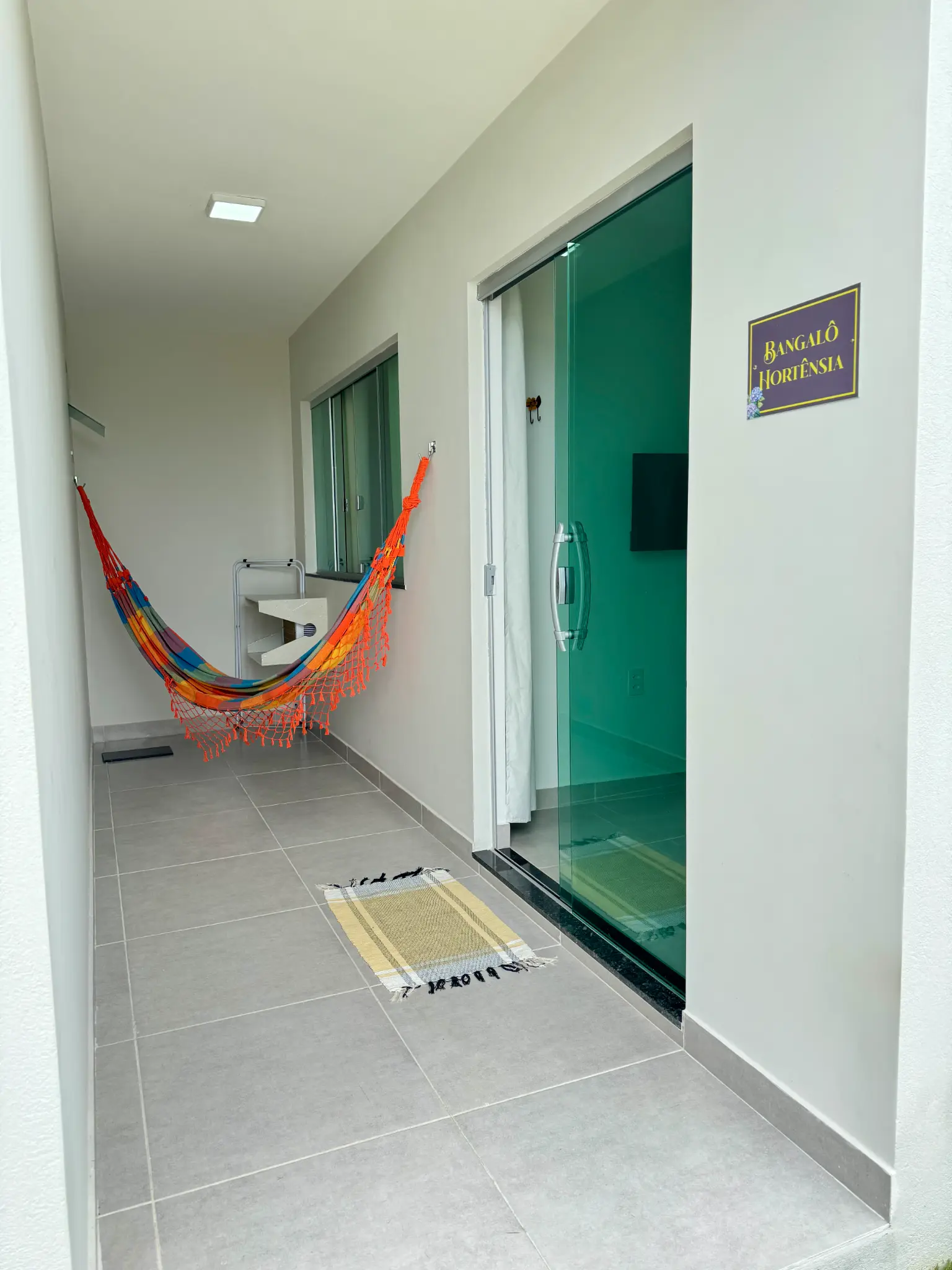 Entrada do Bangalô Hortênsia com rede