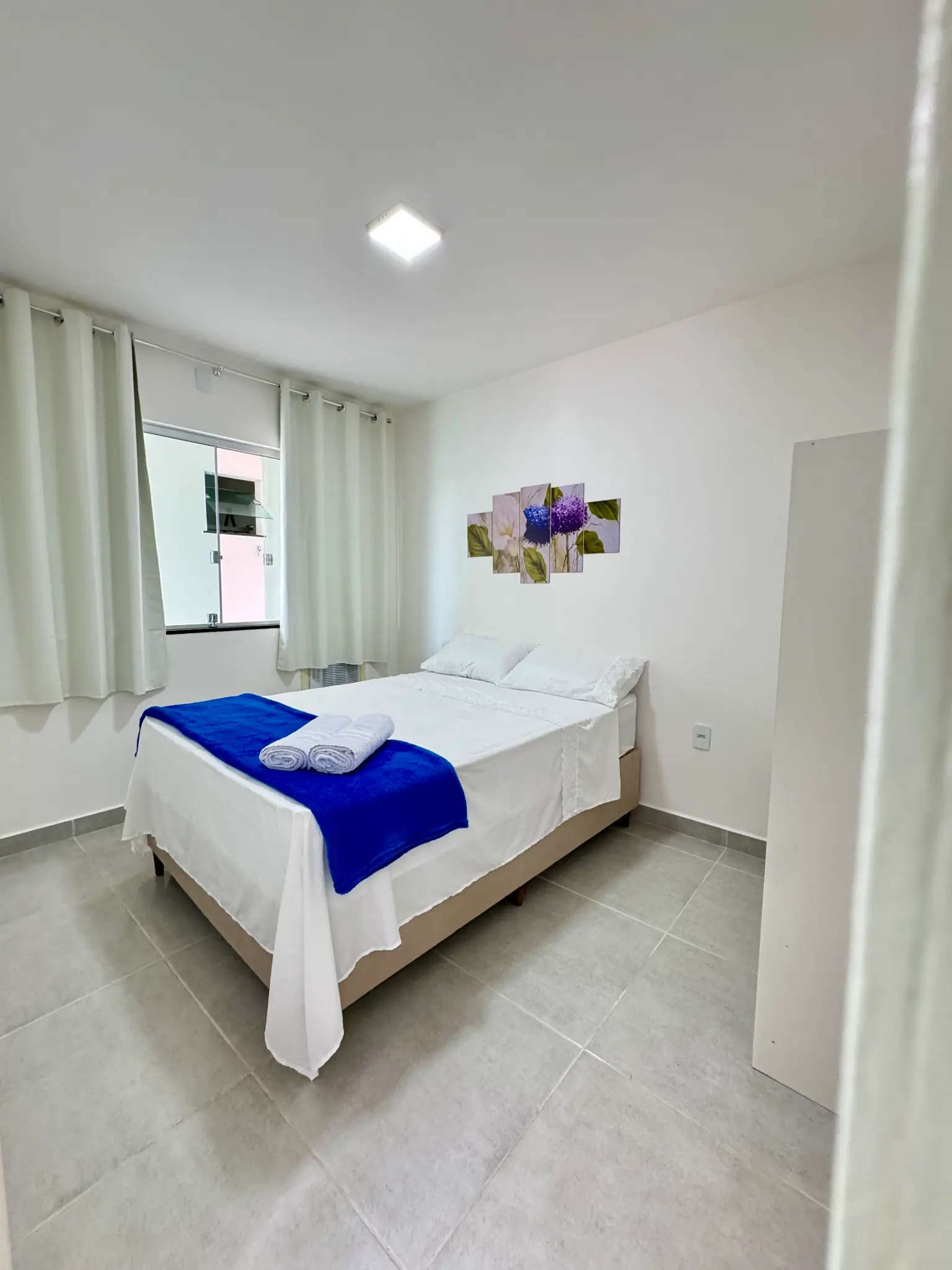 Quarto com cama de casal