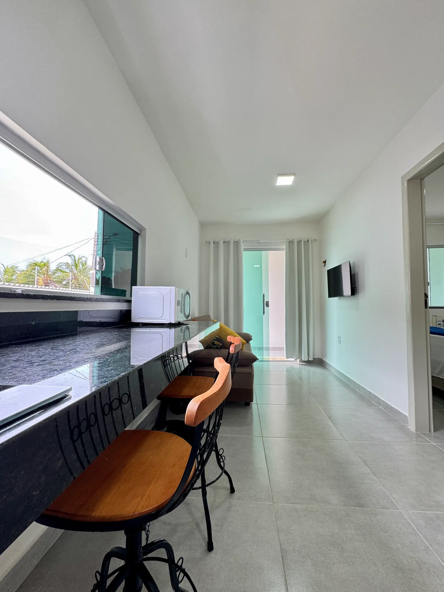 Sala com bancada do Bangalô Orquídea