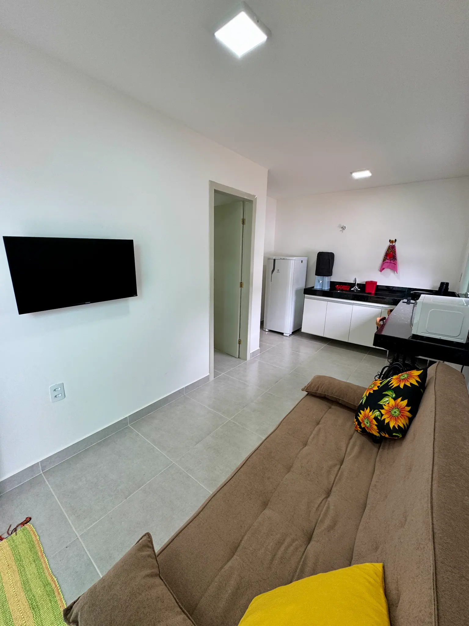 Sala com sofá e almofadas de girassol